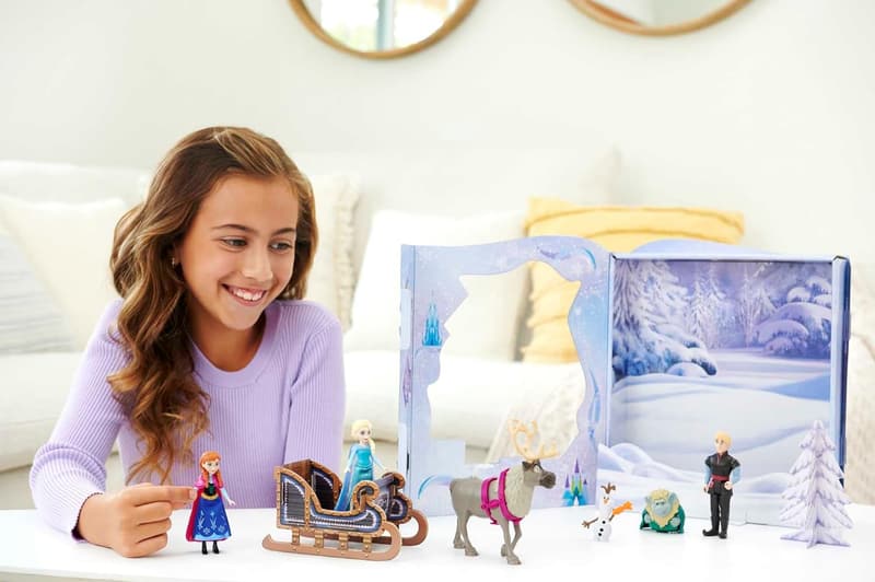 Disney Frozen Classic Playset with 6 Dolls & Accessories