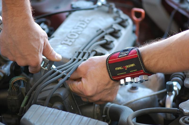 MagnoGrip Magnetic Wristband for DIYers & Handyman Tools - Red