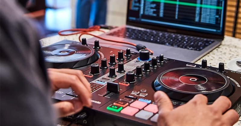 Hercules DJControl Inpulse 300 MK2 with Serato DJ Lite