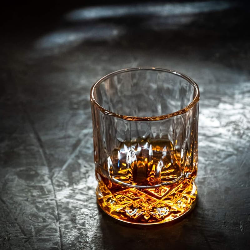 Whiskey Gift Set with 6 Granite Chilling Stones & 2 Tumblers