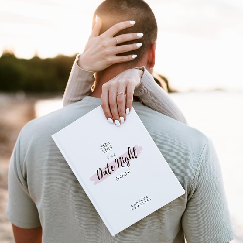 Valentine's Day Date Night Book: 60 Scratch-Off Ideas for Couples
