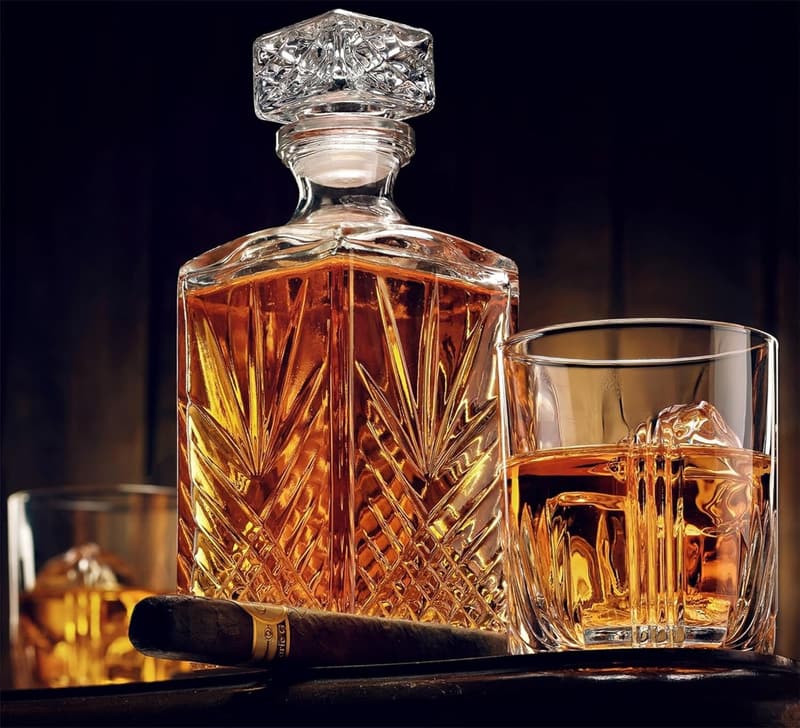 Sophisticated 33.75oz Diamond Whiskey Decanter with Starburst Detail
