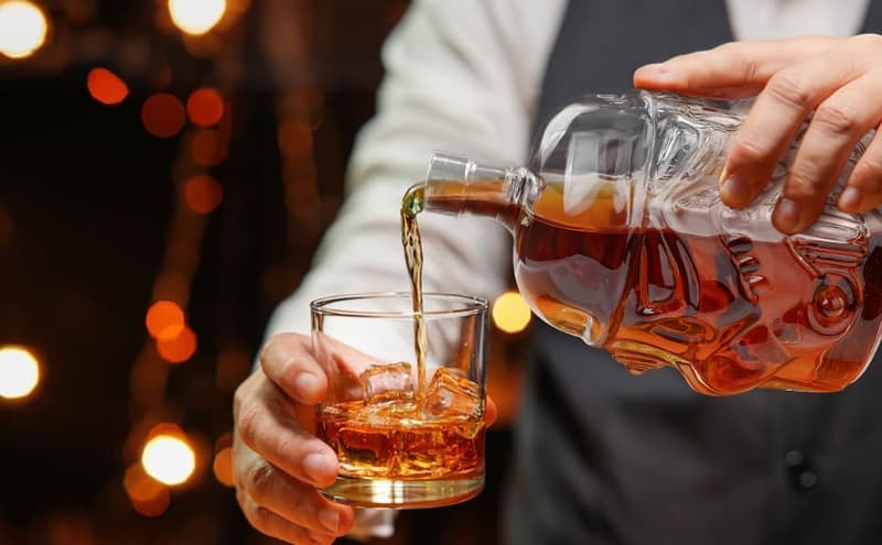 Personalized 750ml Whiskey Decanter - Creative Carafe for Men