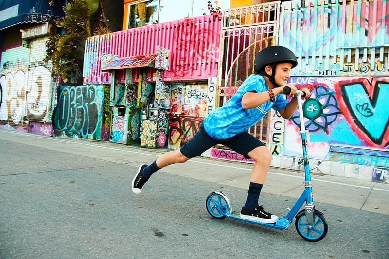Razor A5 Lux Kick Scooter for Kids 8+ with 8
