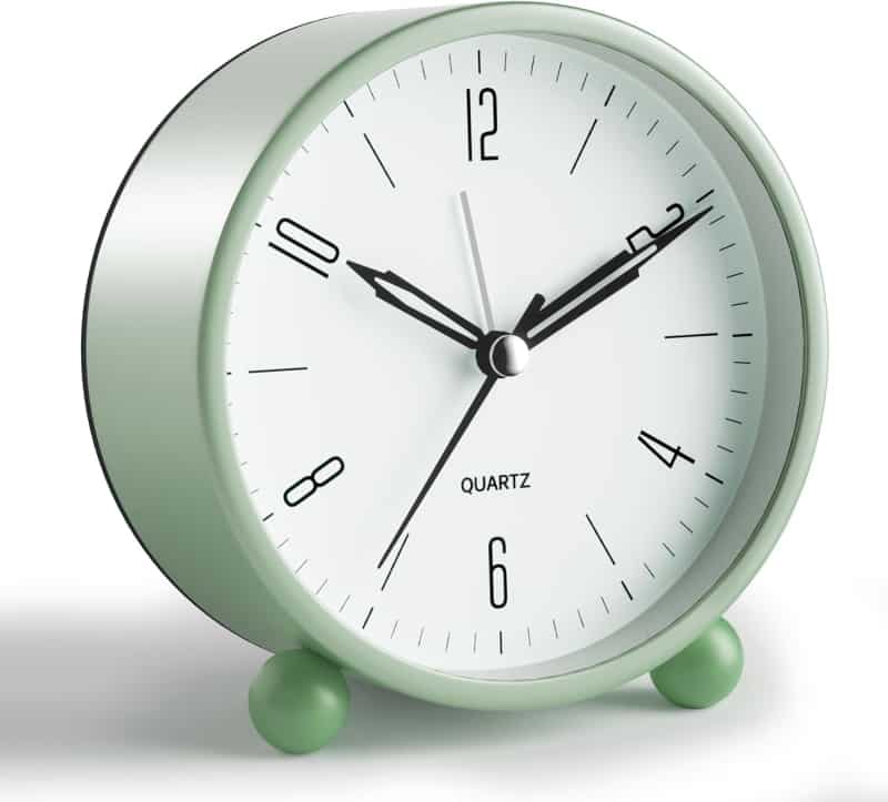 Silent Analog Alarm Clock with Night Light, Battery-Powered, Green