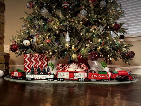 Disney Christmas LionChief Bluetooth O Gauge Electric Train Set