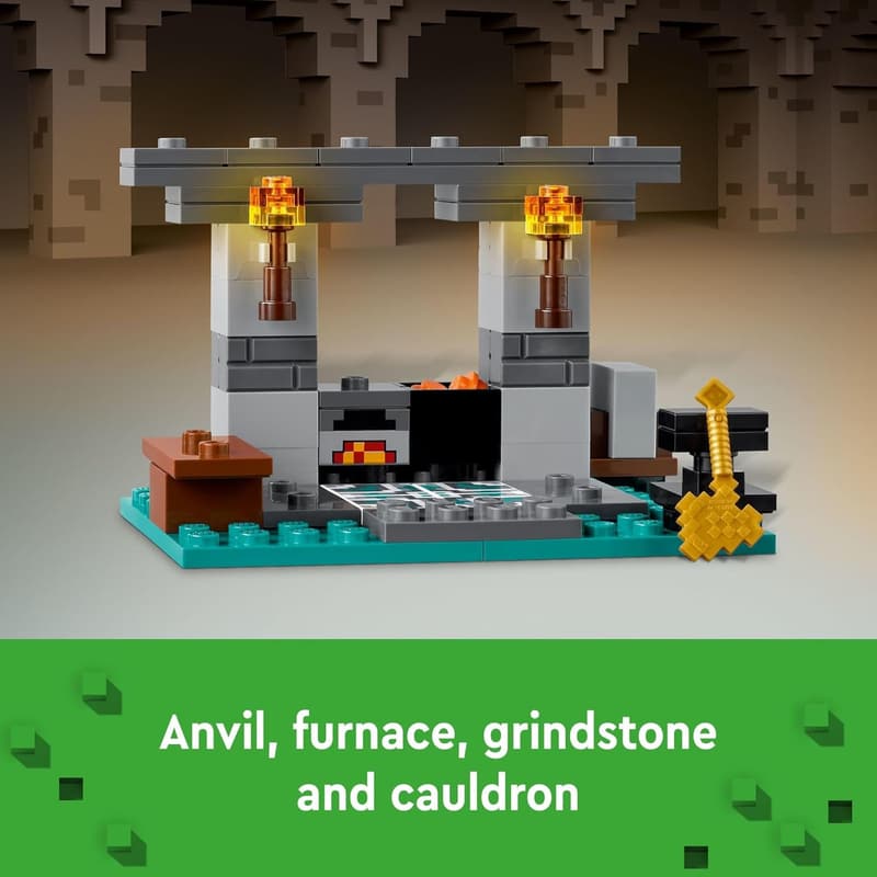 Minecraft Armory Building Set with Alex & Armorsmith Figures