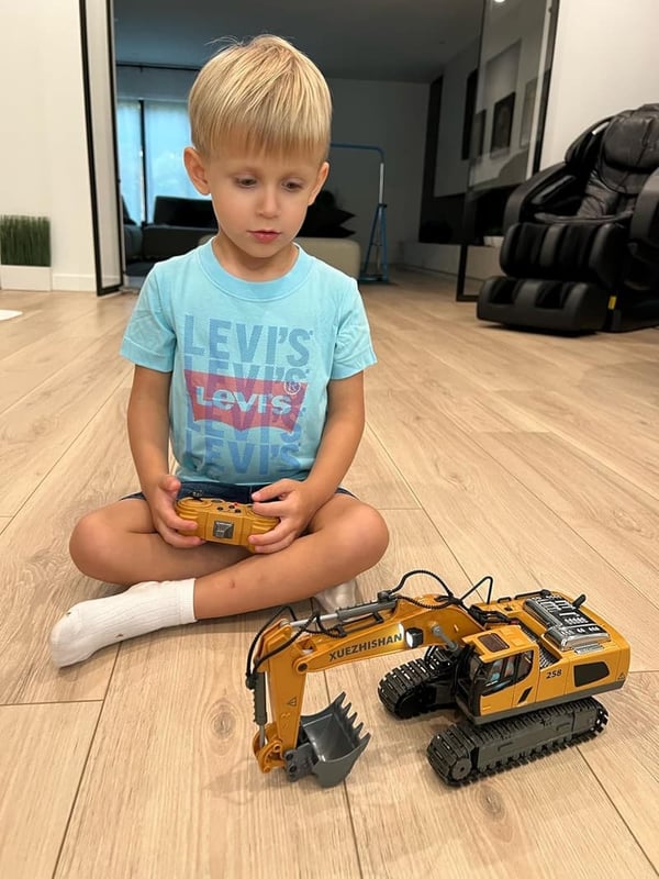 Remote Control Excavator Truck with Metal Shovel & Light