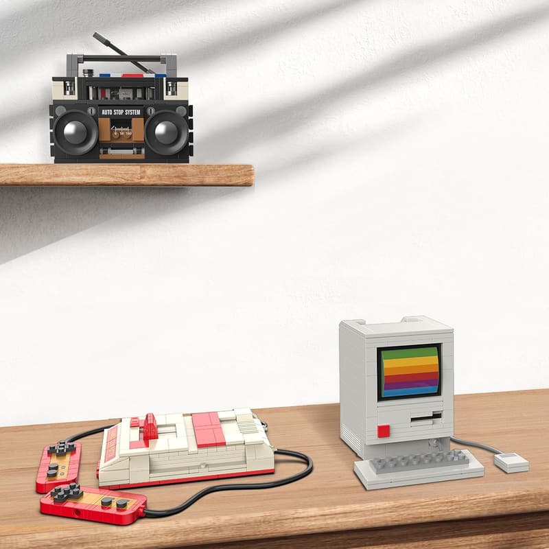 Retro Game Console Building Set - 80s Nostalgic Collectible (552 Pieces)