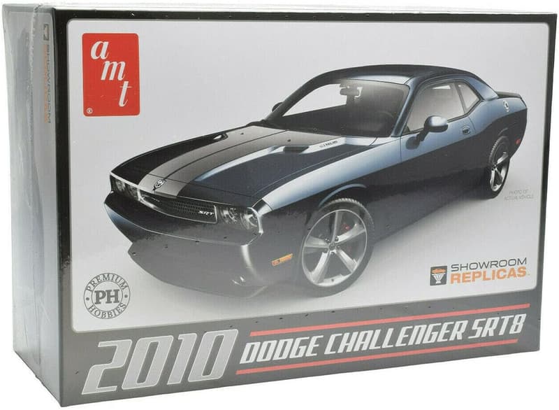 2010 Challenger SRT8 1:25 Scale Plastic Model Car Kit