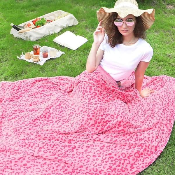 Pink Leopard Print Throw Blanket for Women - Cozy Birthday Gift