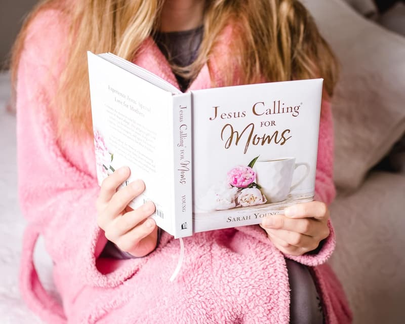 Jesus Calling Devotional for Moms: Padded Hardcover Edition