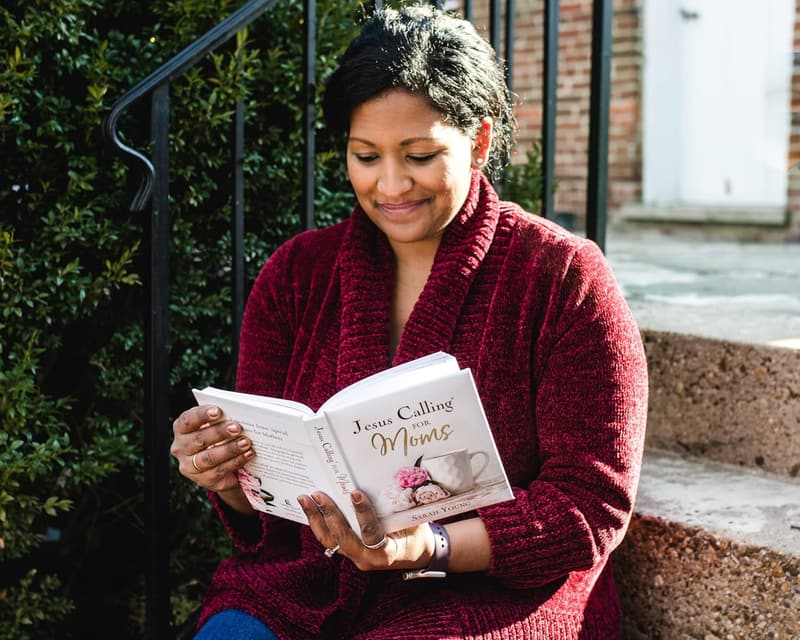 Jesus Calling Devotional for Moms: Padded Hardcover Edition