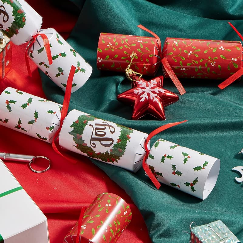 Christmas Party Favor Set – 10 Classic No Snap Table Gifts