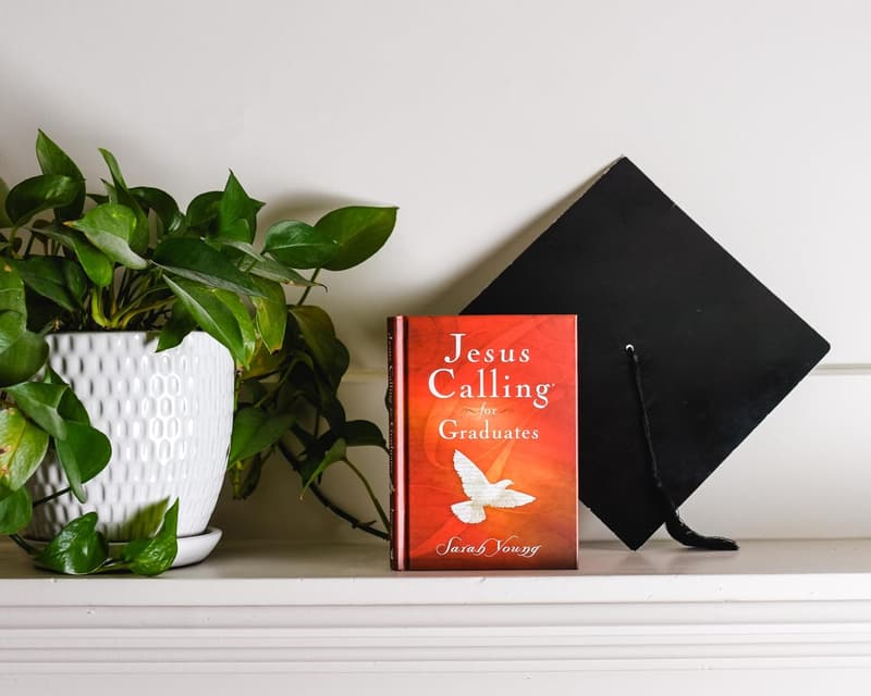 Christian Graduation Gift: Jesus Calling Devotional for Grads