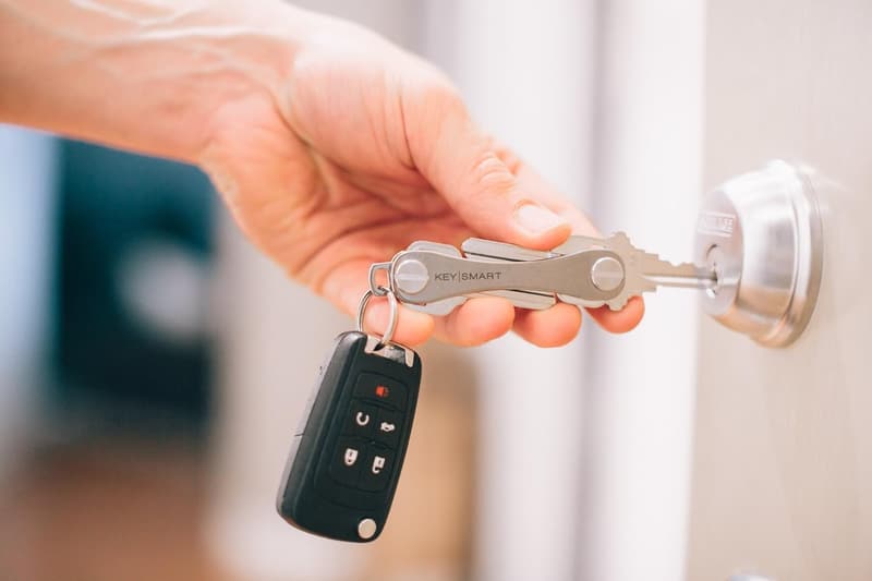 Compact Titanium Key Organizer - Holds Up to 14 Keys