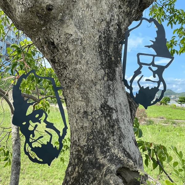 Bigfoot Garden Decor: Outdoor Metal Yeti Peeking Art (Set of 2)